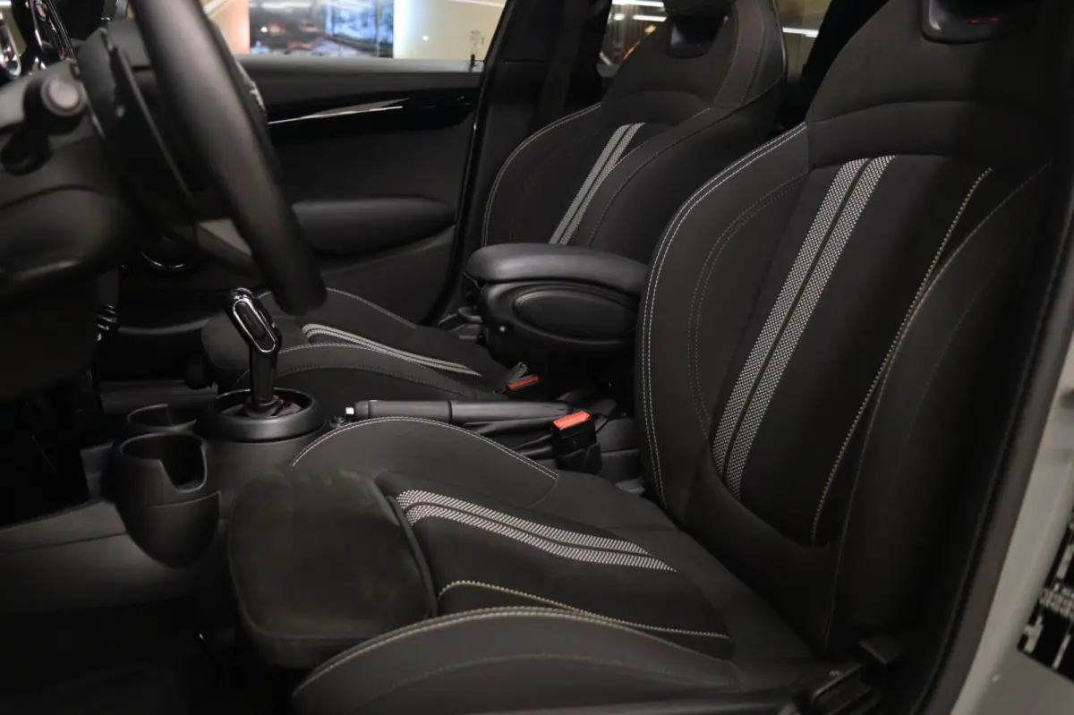 Mini 2.0 S JCW uitgevoerd/NAP/PANO/HUD/H-K/CARPLAY/STOELVER/VOL