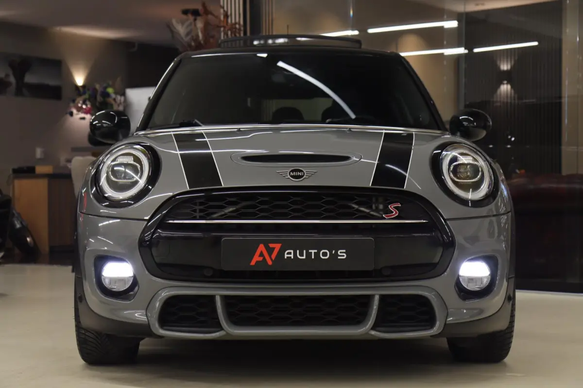 Mini 2.0 S JCW uitgevoerd/NAP/PANO/HUD/H-K/CARPLAY/STOELVER/VOL