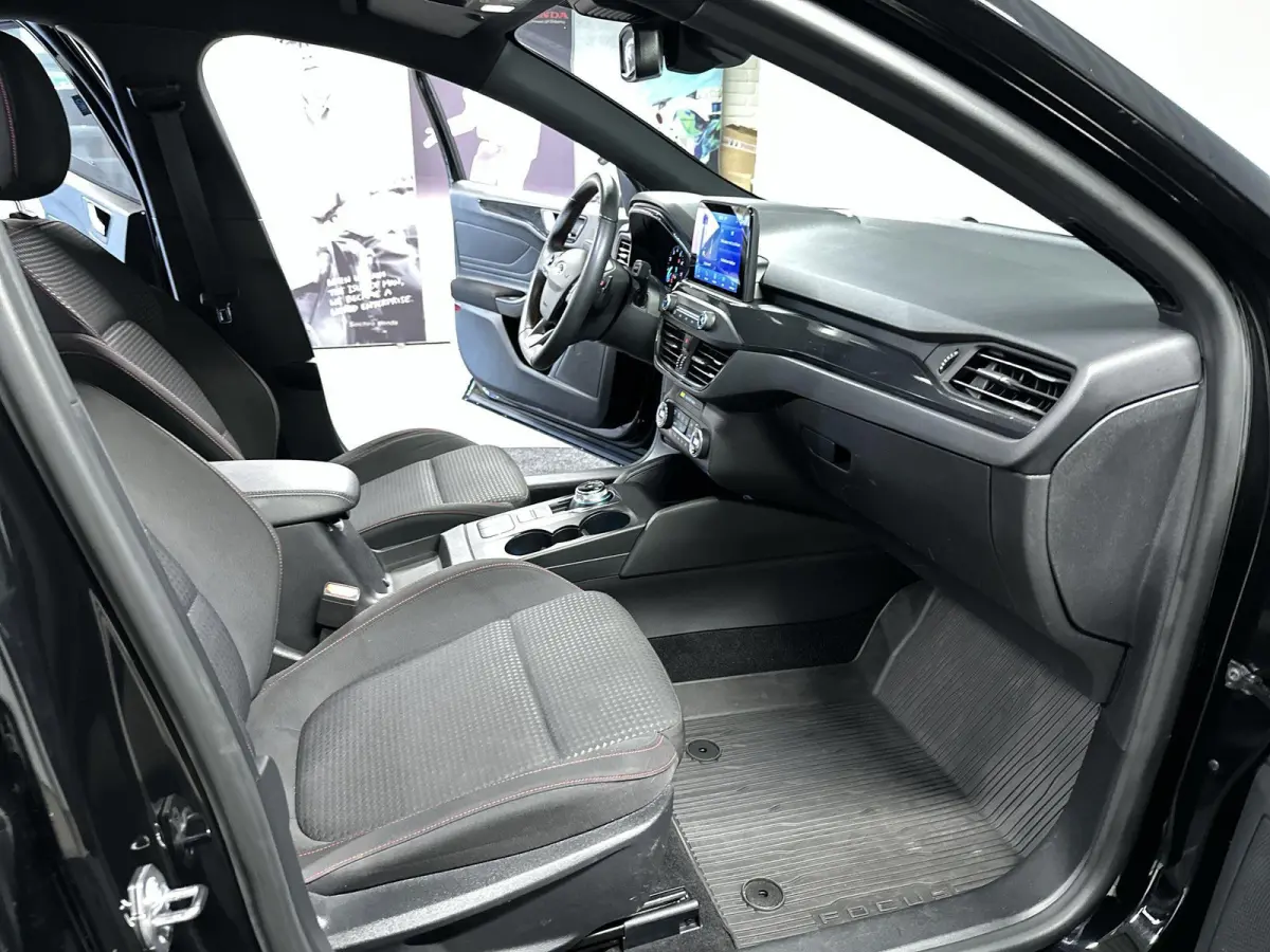 1.5 EcoBoost ST Line Business Automaat | 182 PK | Navi | LED