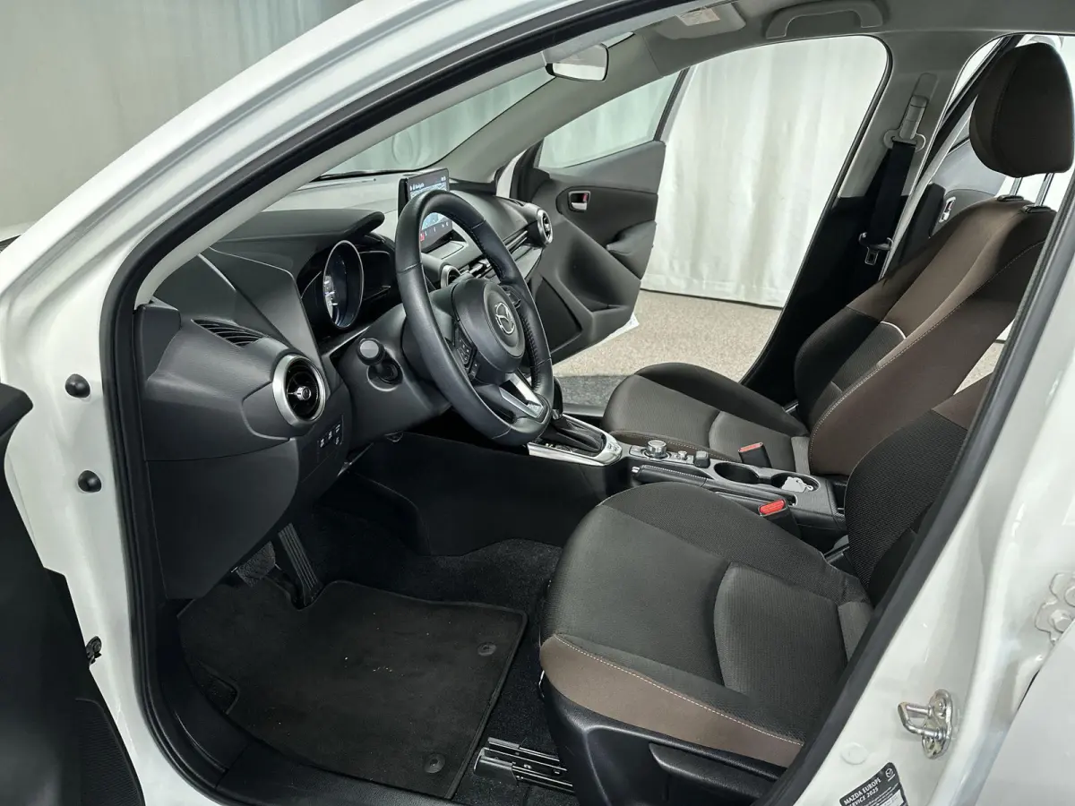 1.5 Skyactiv-G Luxury Automaat | LED | NAVI