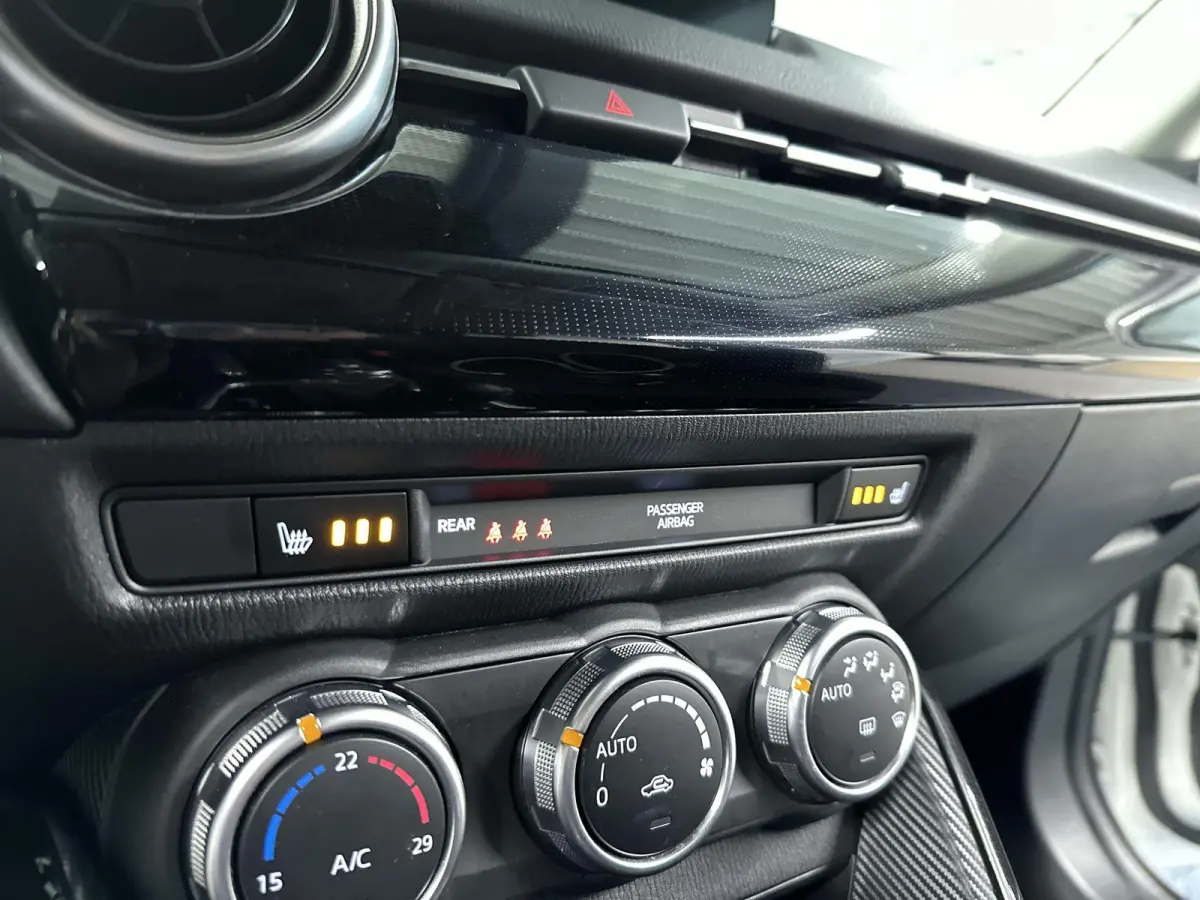 1.5 Skyactiv-G Luxury Automaat | LED | NAVI