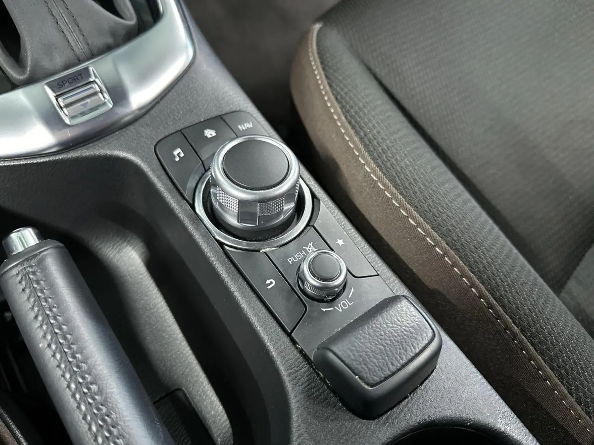 1.5 Skyactiv-G Luxury Automaat | LED | NAVI