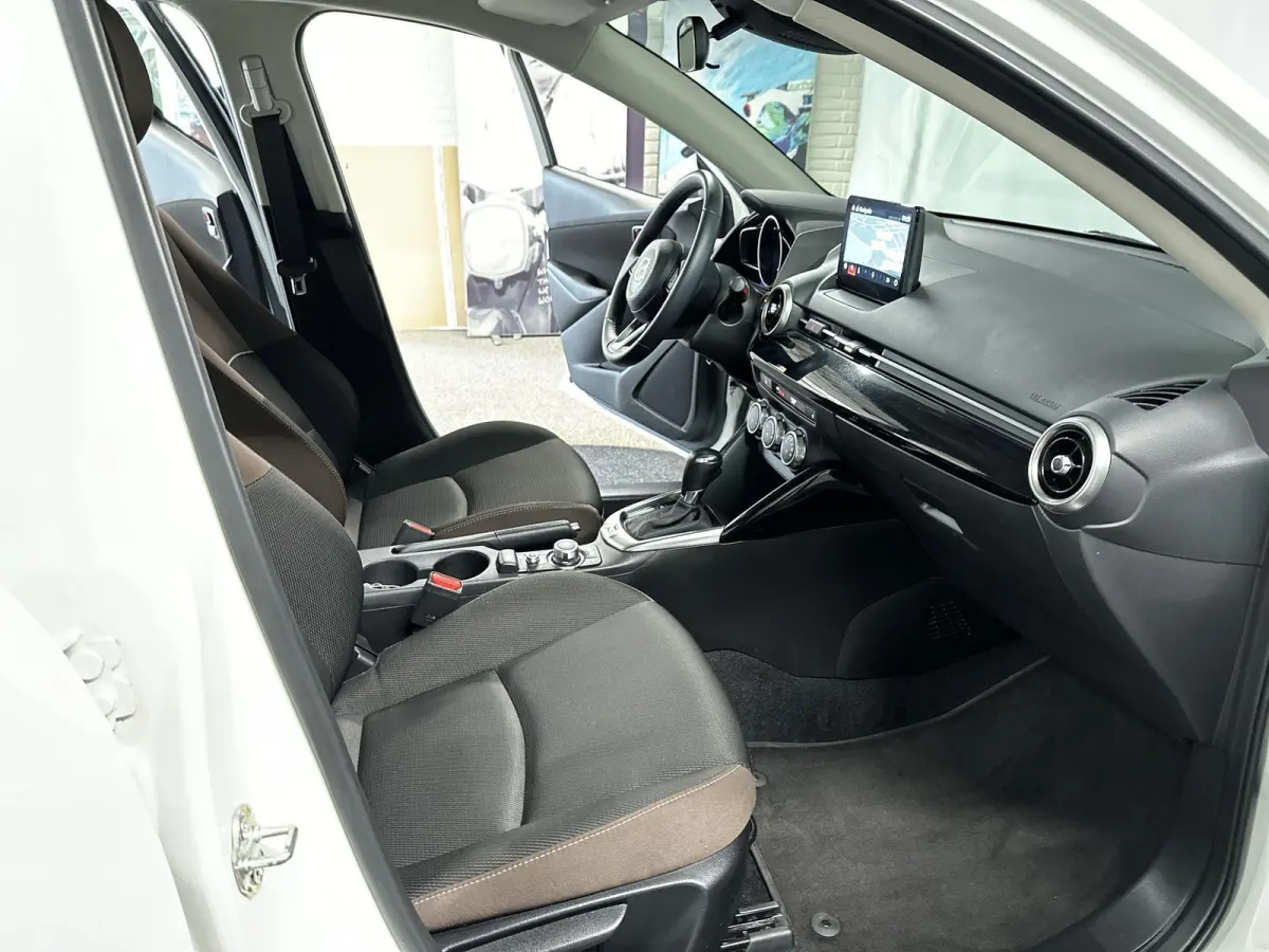 1.5 Skyactiv-G Luxury Automaat | LED | NAVI