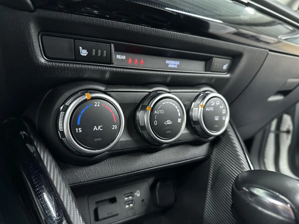 1.5 Skyactiv-G Luxury Automaat | LED | NAVI