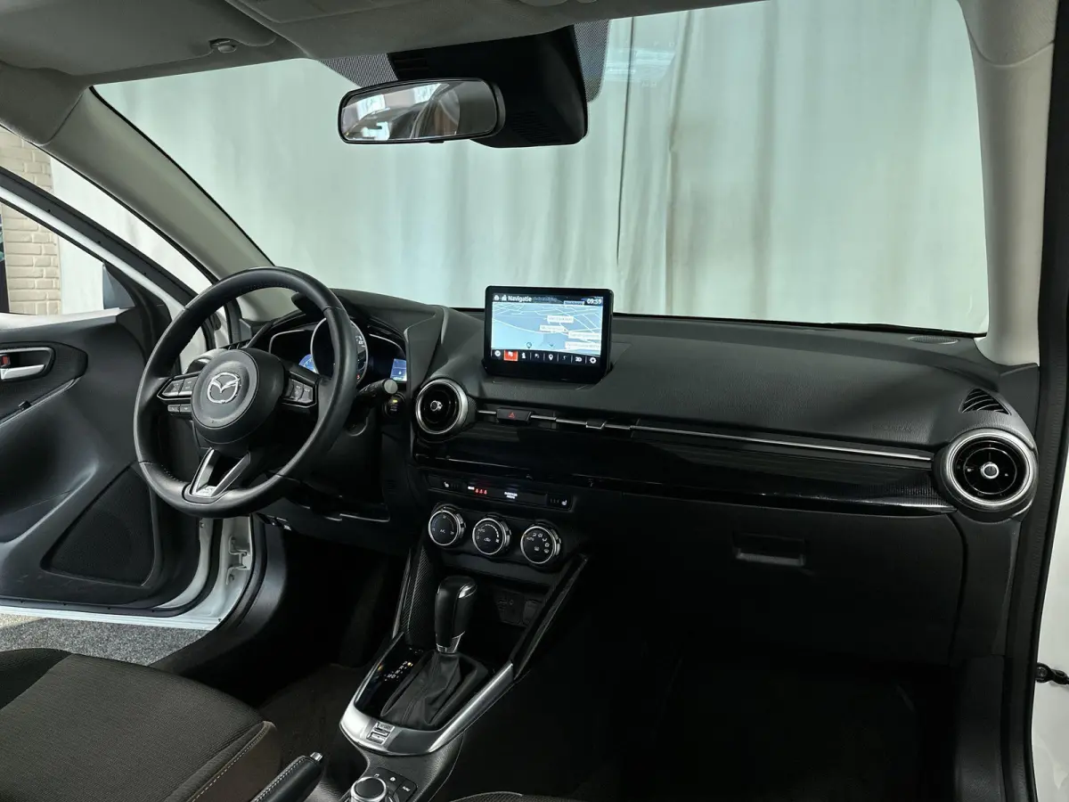 1.5 Skyactiv-G Luxury Automaat | LED | NAVI
