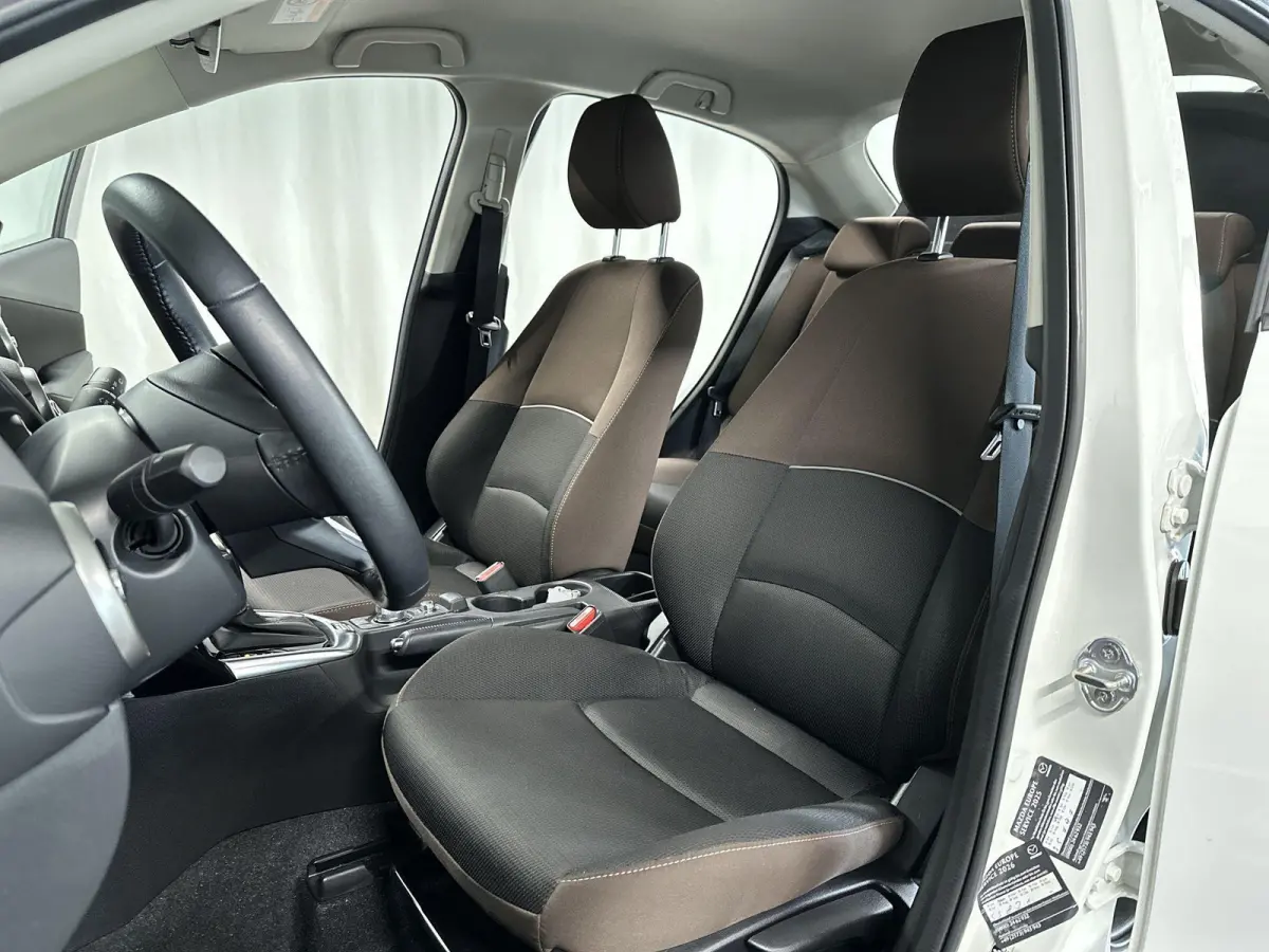 1.5 Skyactiv-G Luxury Automaat | LED | NAVI