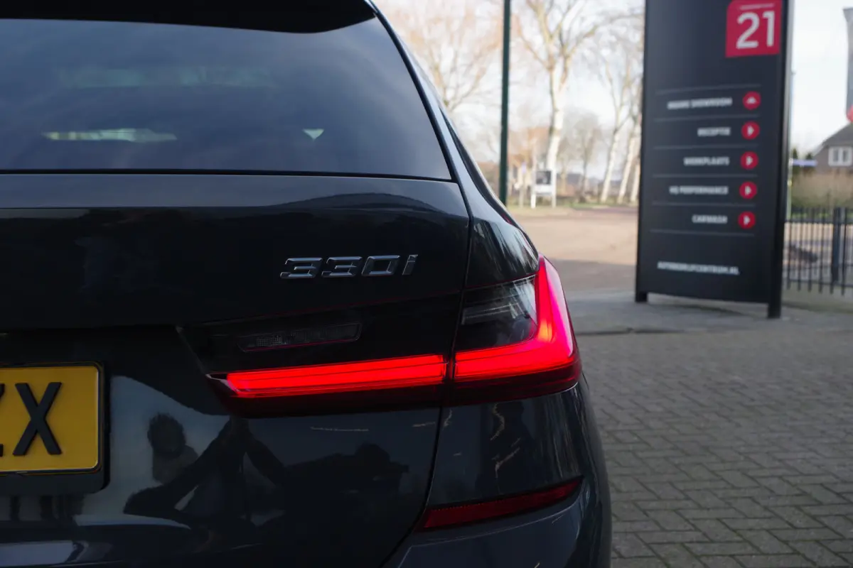 330i 259 PK High Executive M-Sport Edition, Panoramadak, Trekhaak, Individual, Head-Up
