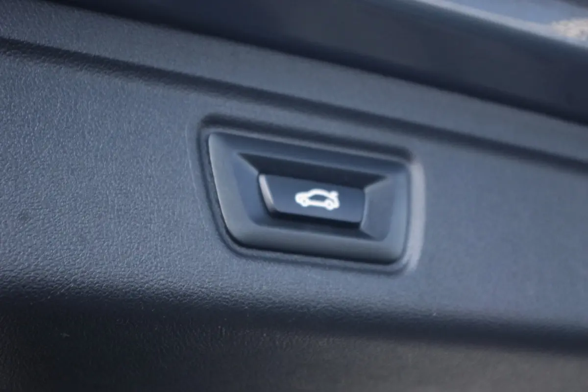 330i 259 PK High Executive M-Sport Edition, Panoramadak, Trekhaak, Individual, Head-Up