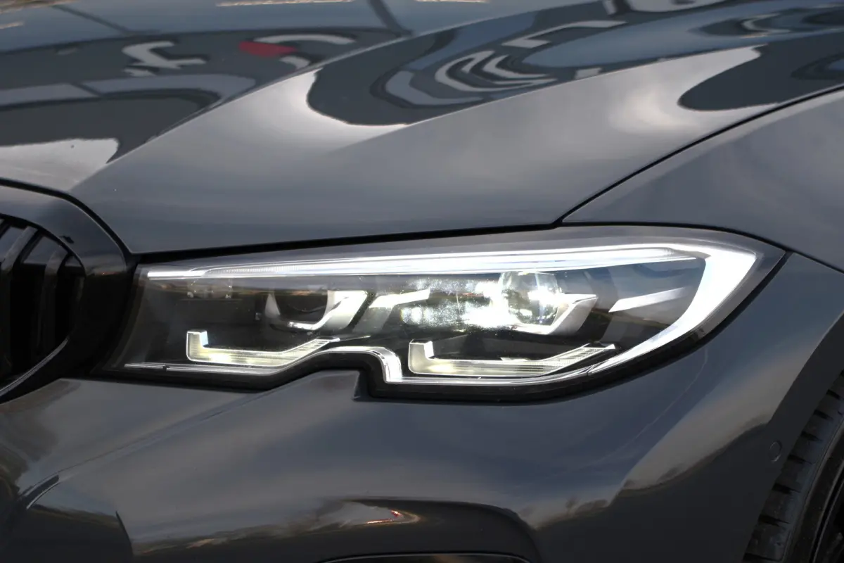 330i 259 PK High Executive M-Sport Edition, Panoramadak, Trekhaak, Individual, Head-Up