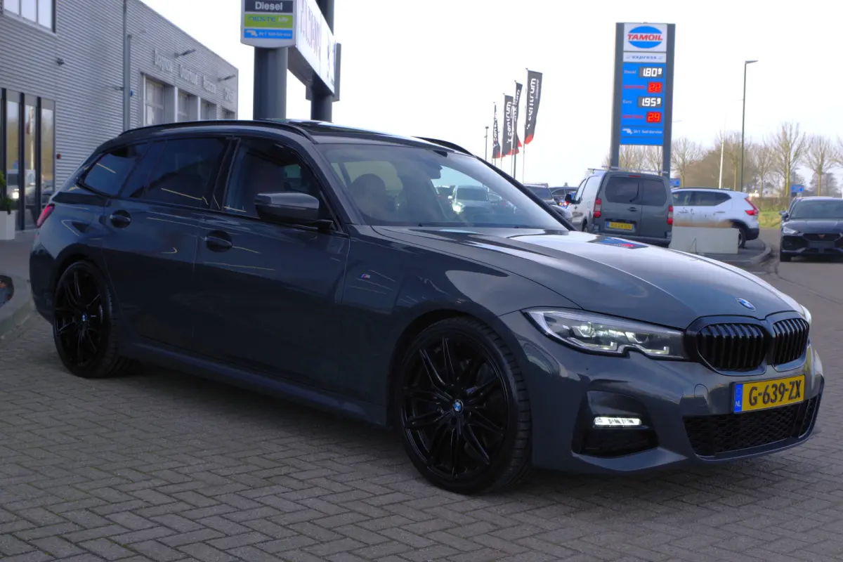 330i 259 PK High Executive M-Sport Edition, Panoramadak, Trekhaak, Individual, Head-Up