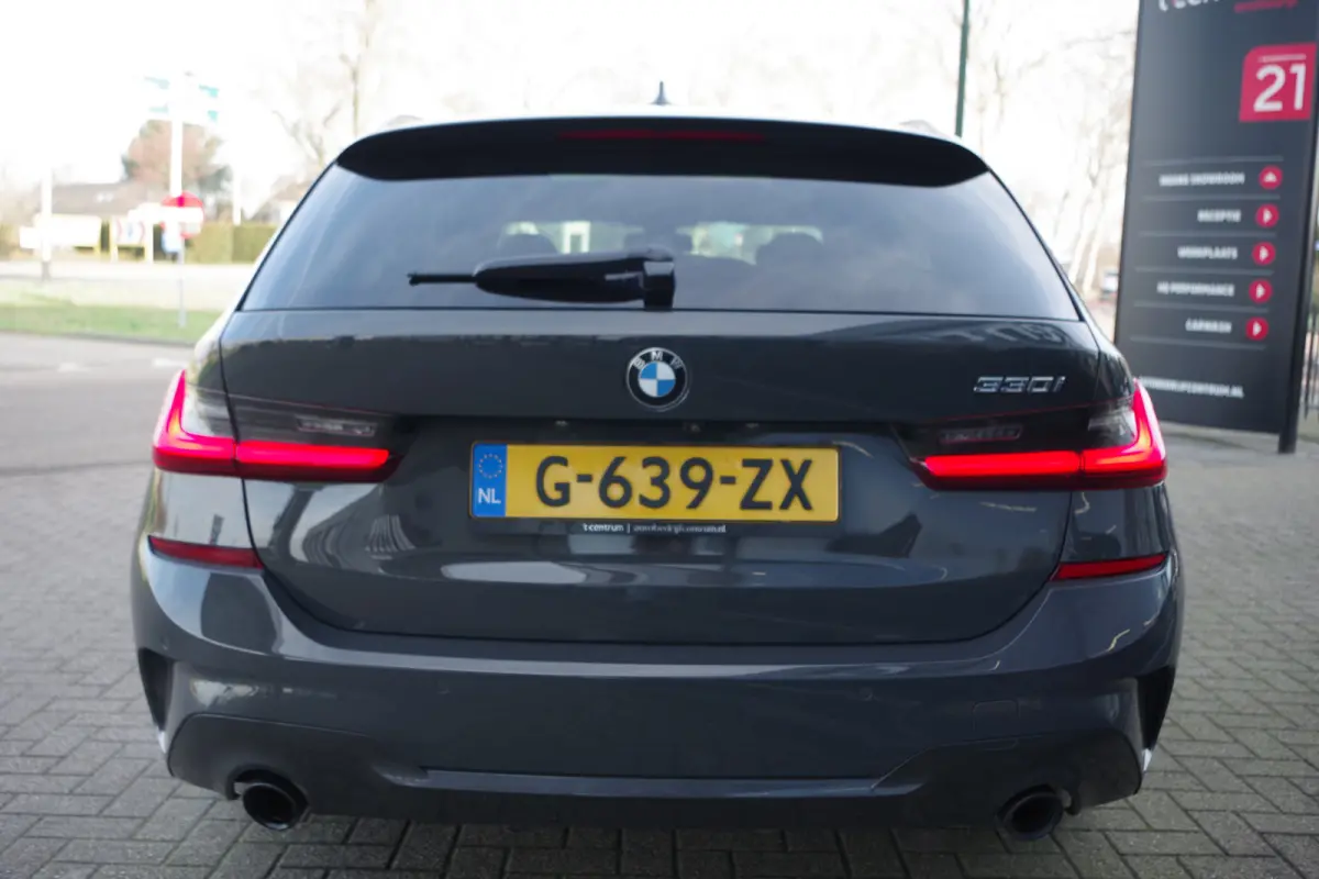 330i 259 PK High Executive M-Sport Edition, Panoramadak, Trekhaak, Individual, Head-Up