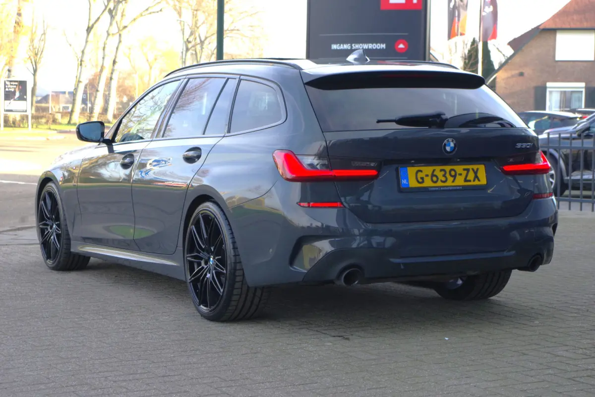 330i 259 PK High Executive M-Sport Edition, Panoramadak, Trekhaak, Individual, Head-Up
