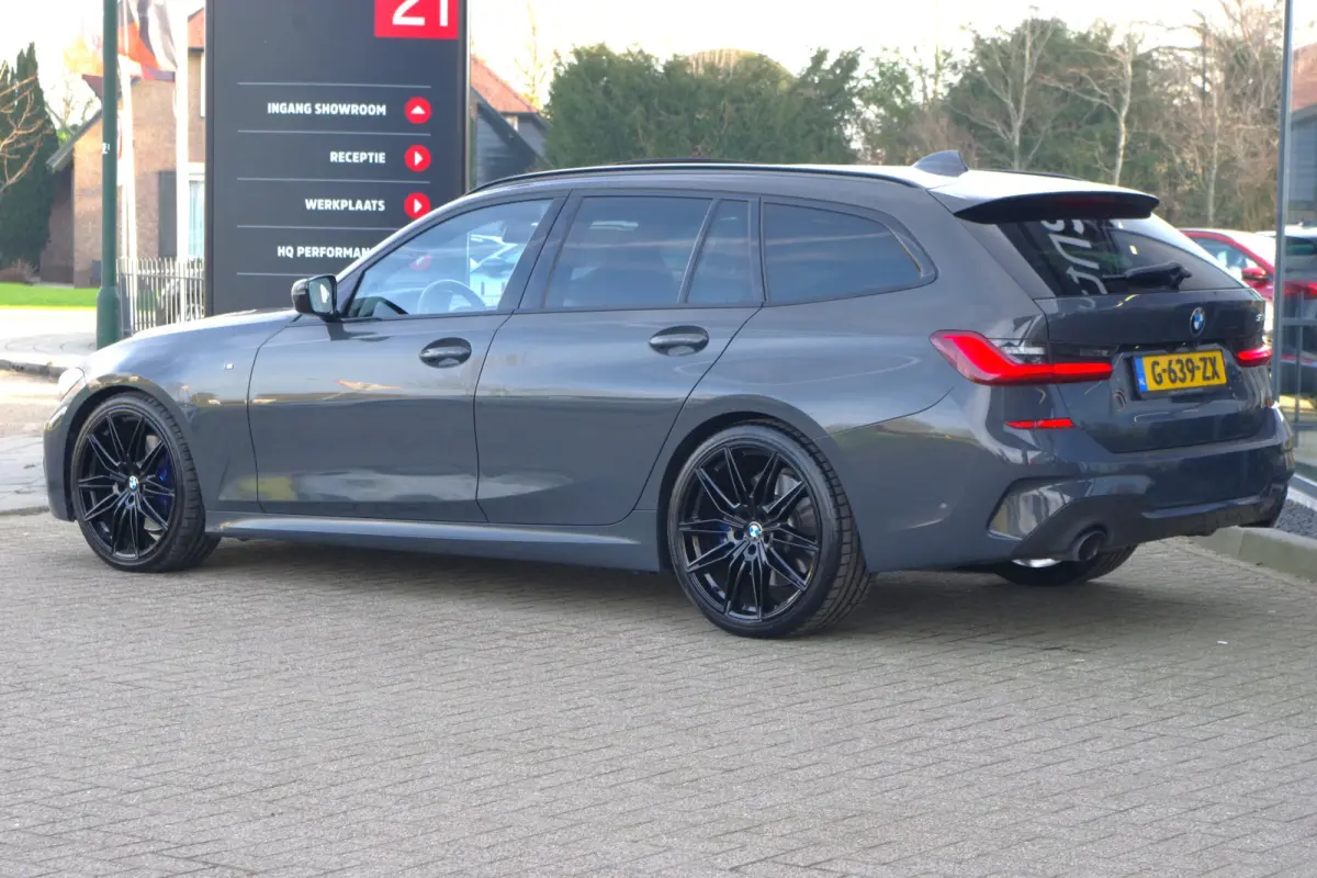330i 259 PK High Executive M-Sport Edition, Panoramadak, Trekhaak, Individual, Head-Up