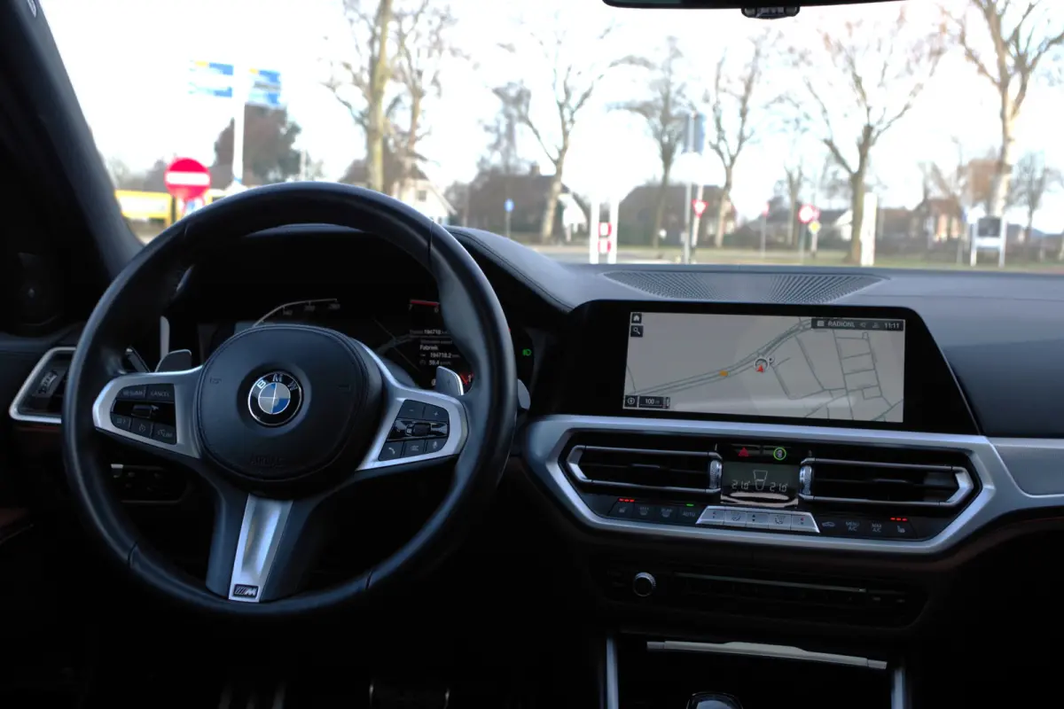 330i 259 PK High Executive M-Sport Edition, Panoramadak, Trekhaak, Individual, Head-Up