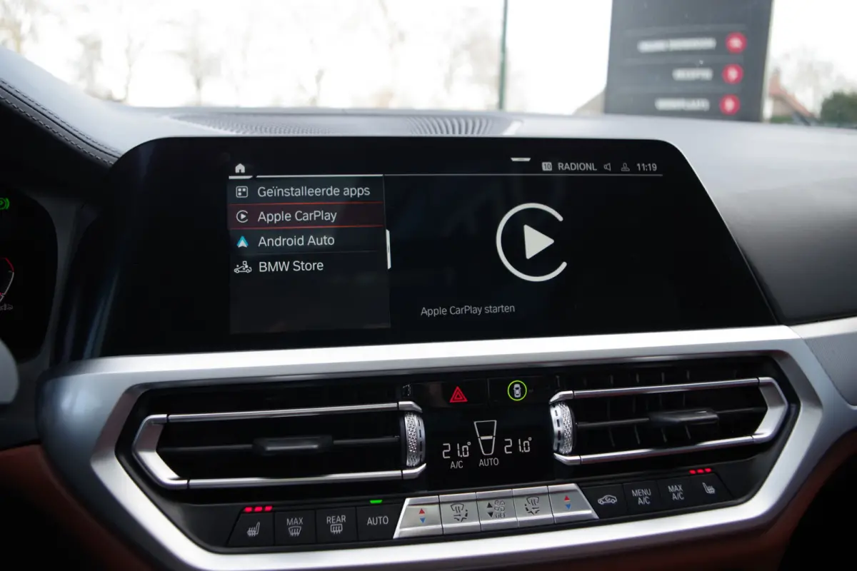 330i 259 PK High Executive M-Sport Edition, Panoramadak, Trekhaak, Individual, Head-Up
