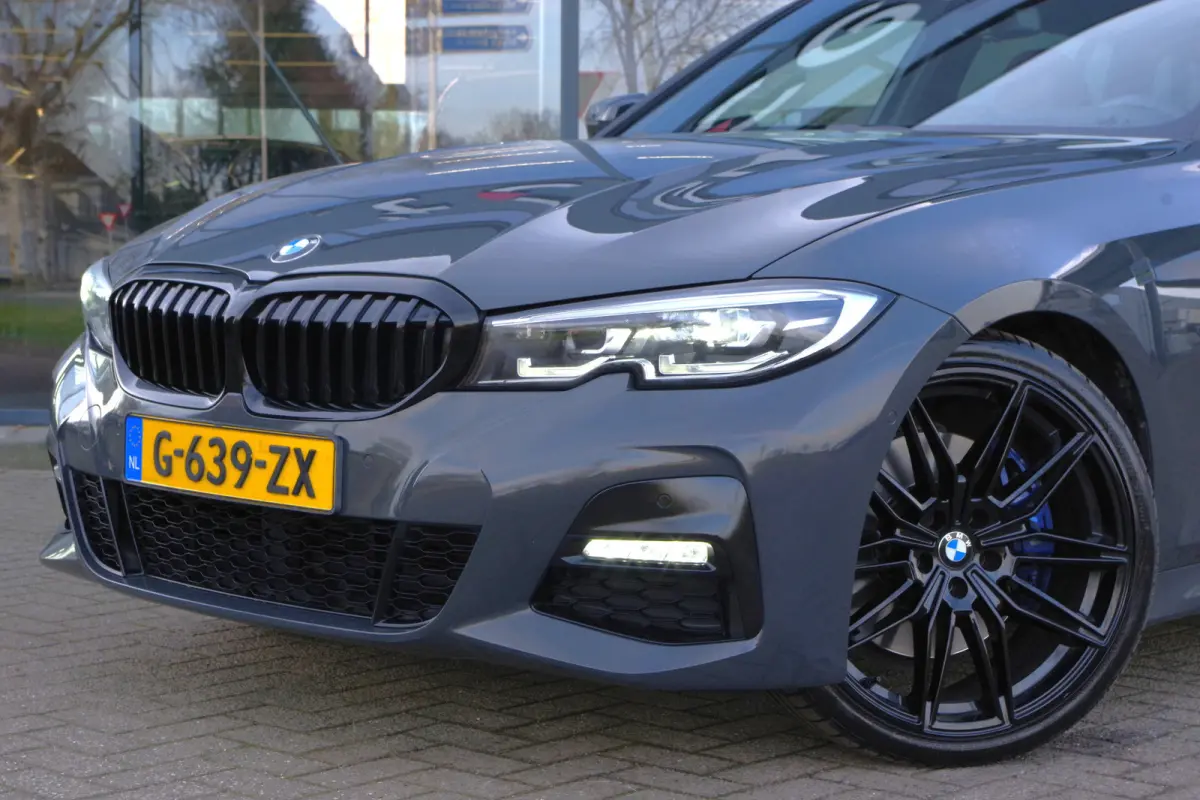 330i 259 PK High Executive M-Sport Edition, Panoramadak, Trekhaak, Individual, Head-Up