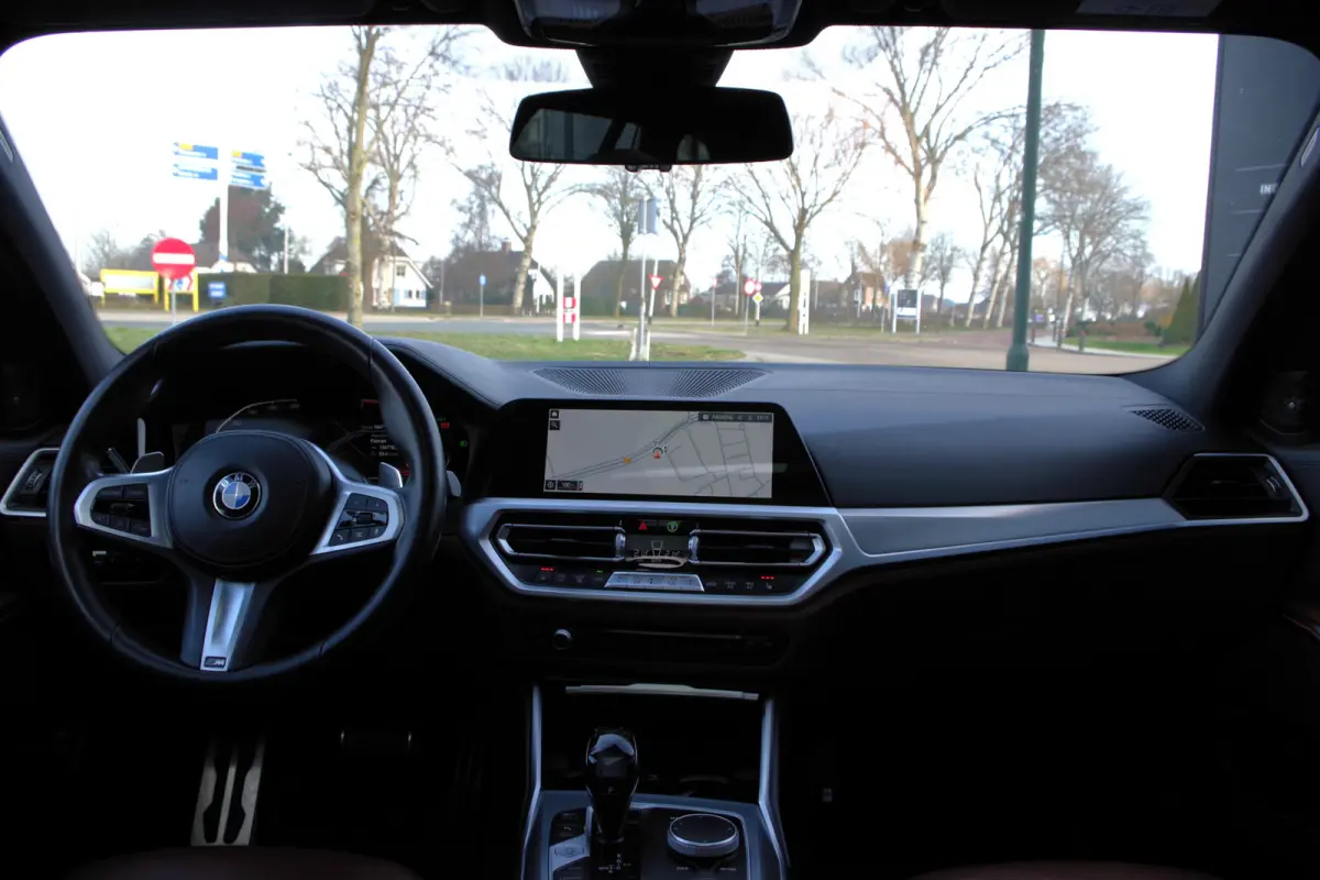 330i 259 PK High Executive M-Sport Edition, Panoramadak, Trekhaak, Individual, Head-Up