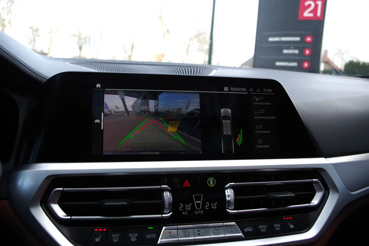 330i 259 PK High Executive M-Sport Edition, Panoramadak, Trekhaak, Individual, Head-Up