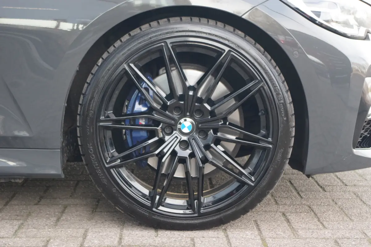 330i 259 PK High Executive M-Sport Edition, Panoramadak, Trekhaak, Individual, Head-Up