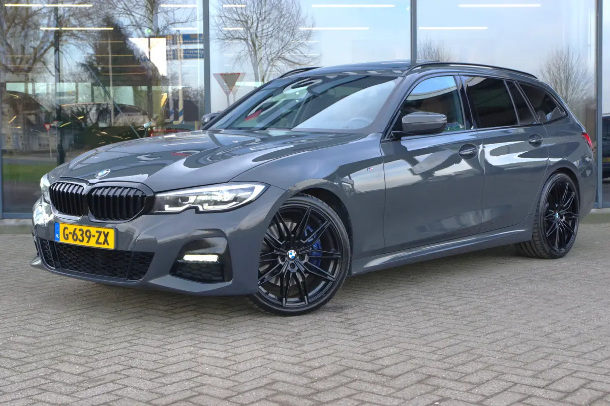 330i 259 PK High Executive M-Sport Edition, Panoramadak, Trekhaak, Individual, Head-Up