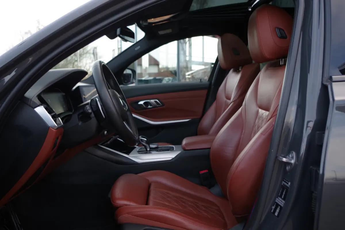 330i 259 PK High Executive M-Sport Edition, Panoramadak, Trekhaak, Individual, Head-Up
