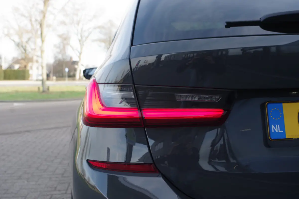 330i 259 PK High Executive M-Sport Edition, Panoramadak, Trekhaak, Individual, Head-Up