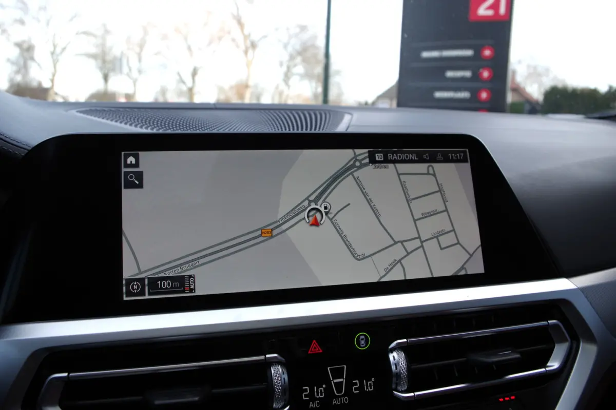 330i 259 PK High Executive M-Sport Edition, Panoramadak, Trekhaak, Individual, Head-Up