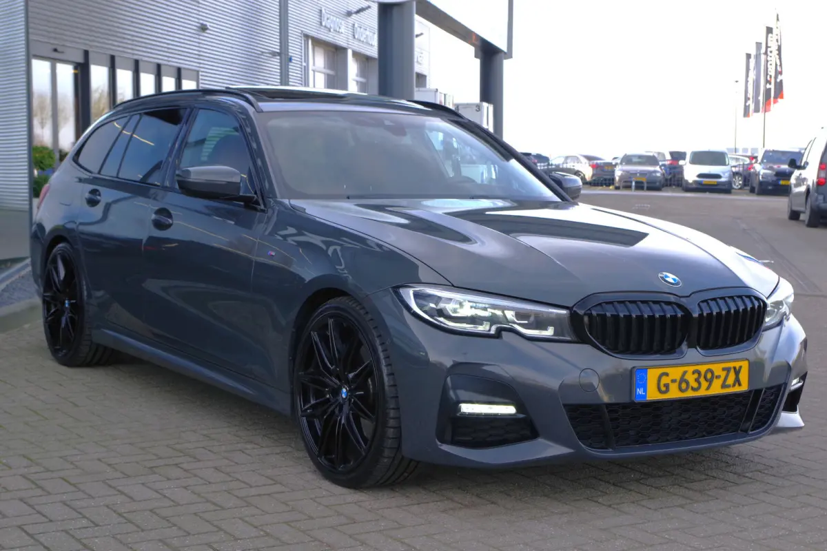 330i 259 PK High Executive M-Sport Edition, Panoramadak, Trekhaak, Individual, Head-Up