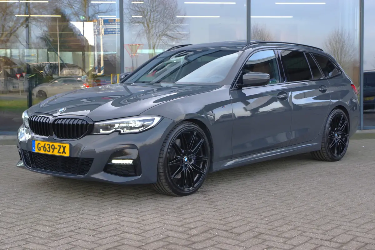 330i 259 PK High Executive M-Sport Edition, Panoramadak, Trekhaak, Individual, Head-Up