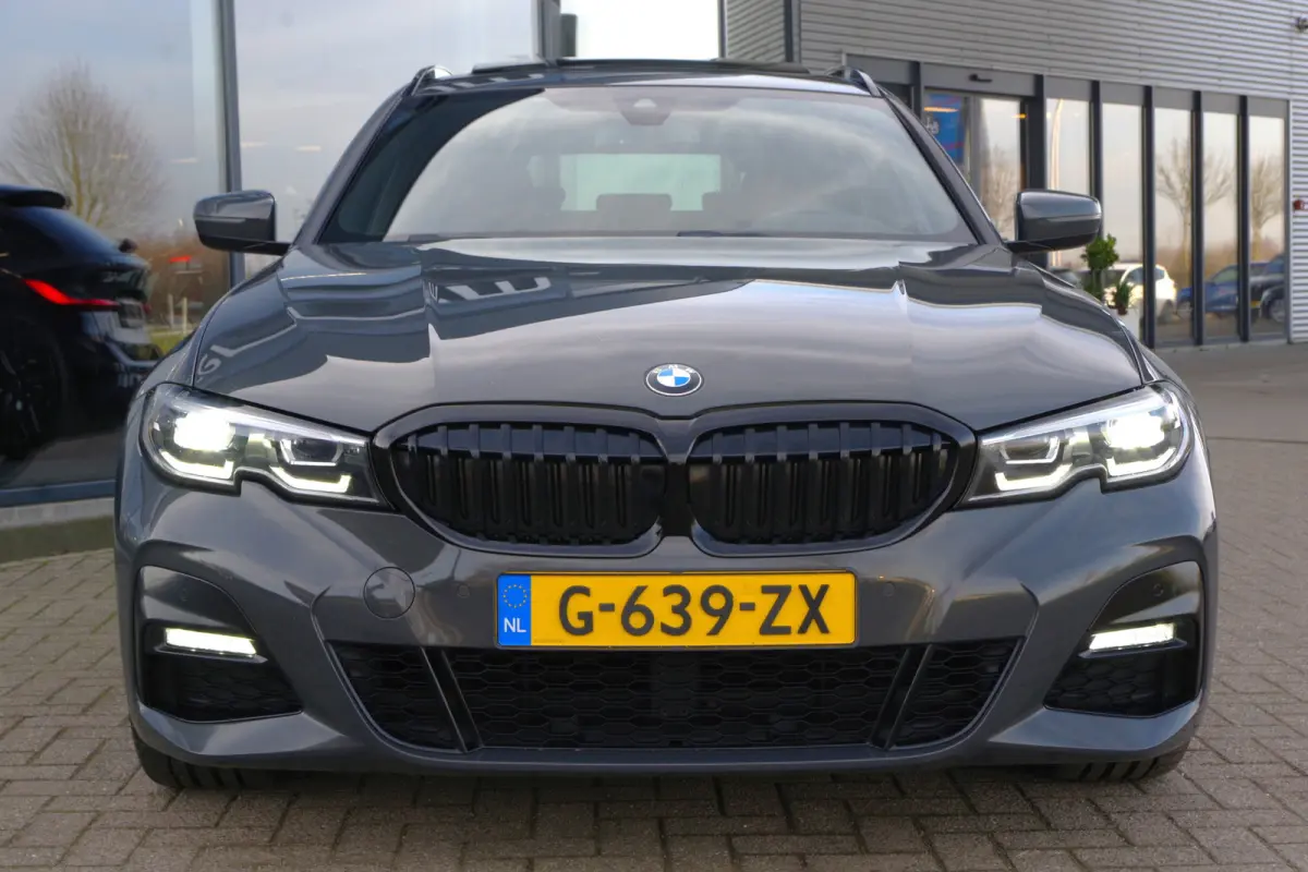 330i 259 PK High Executive M-Sport Edition, Panoramadak, Trekhaak, Individual, Head-Up
