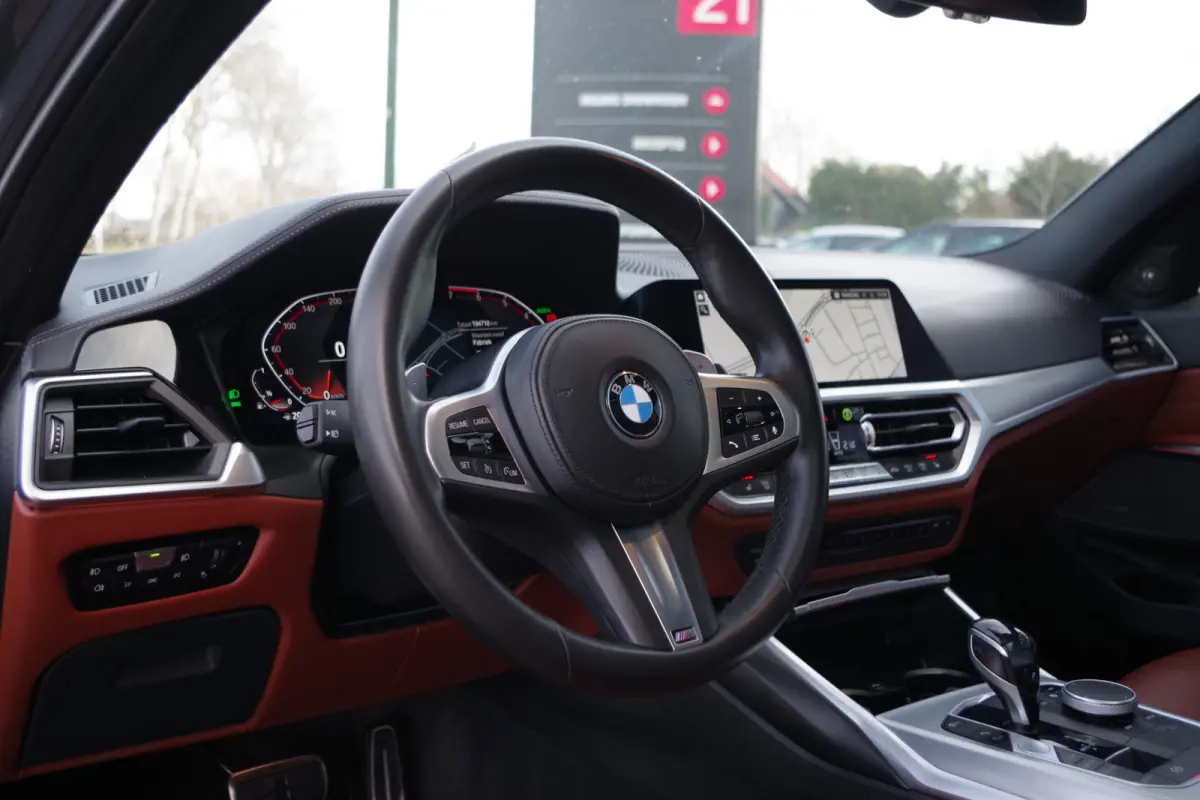 330i 259 PK High Executive M-Sport Edition, Panoramadak, Trekhaak, Individual, Head-Up
