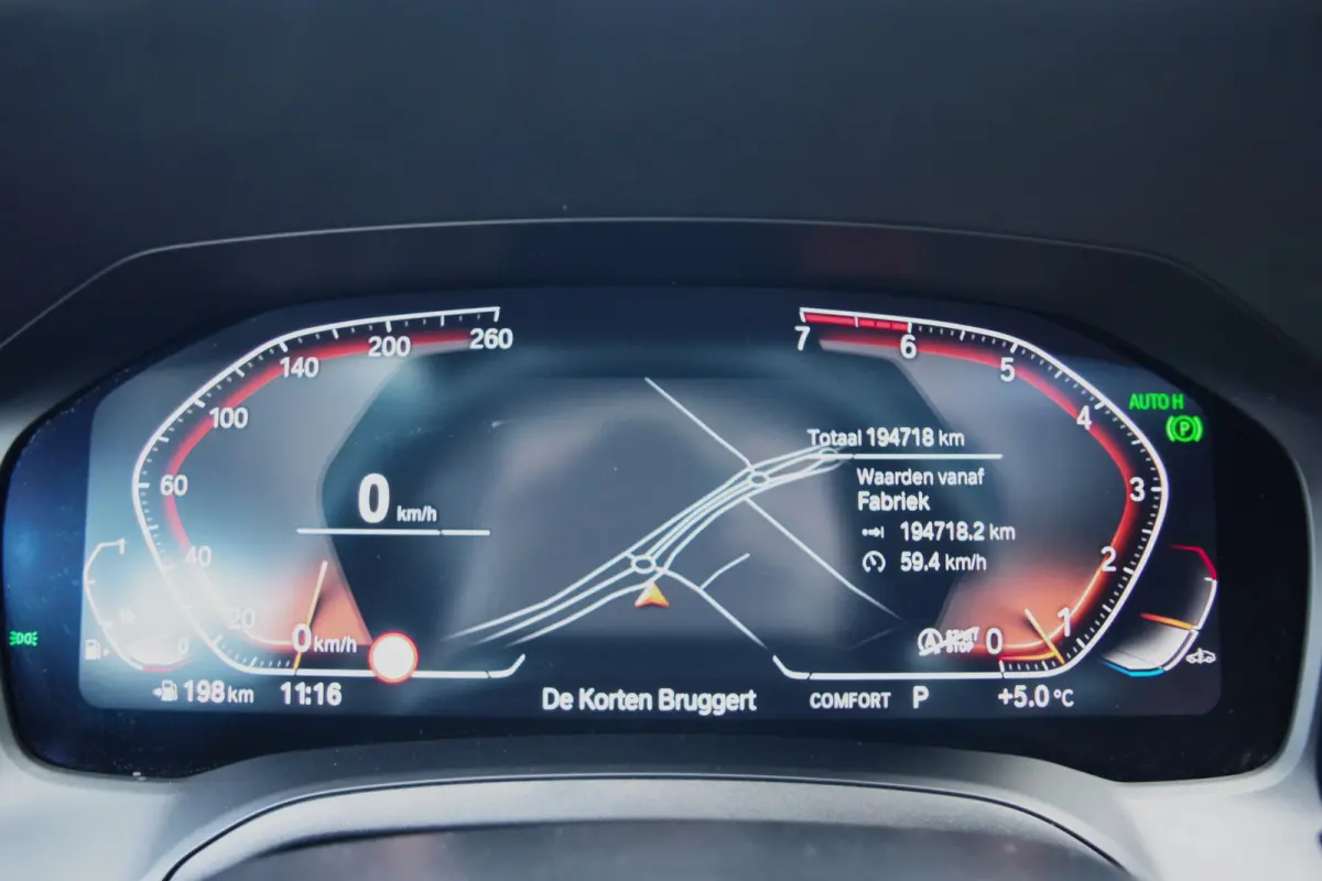 330i 259 PK High Executive M-Sport Edition, Panoramadak, Trekhaak, Individual, Head-Up