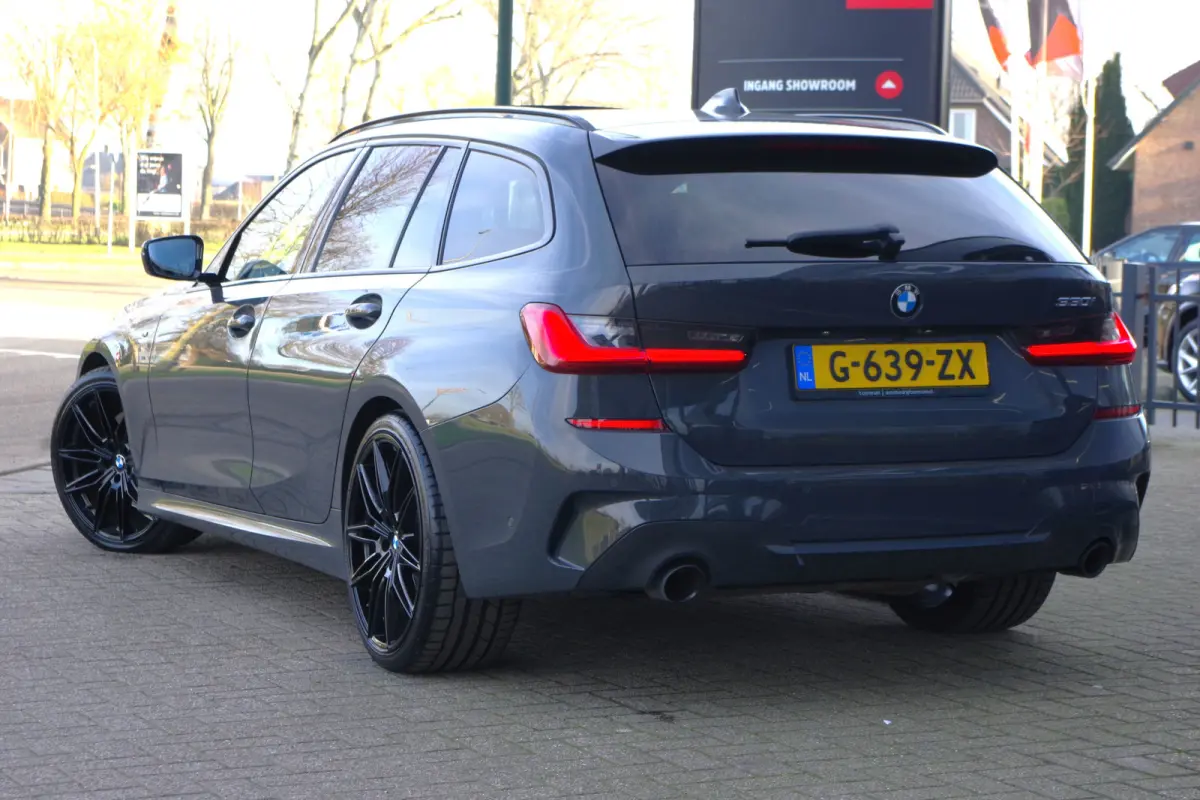 330i 259 PK High Executive M-Sport Edition, Panoramadak, Trekhaak, Individual, Head-Up