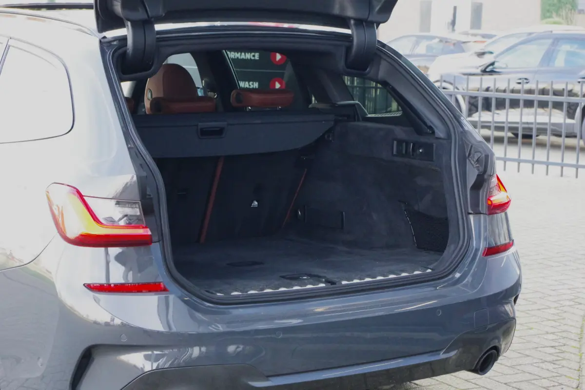 330i 259 PK High Executive M-Sport Edition, Panoramadak, Trekhaak, Individual, Head-Up