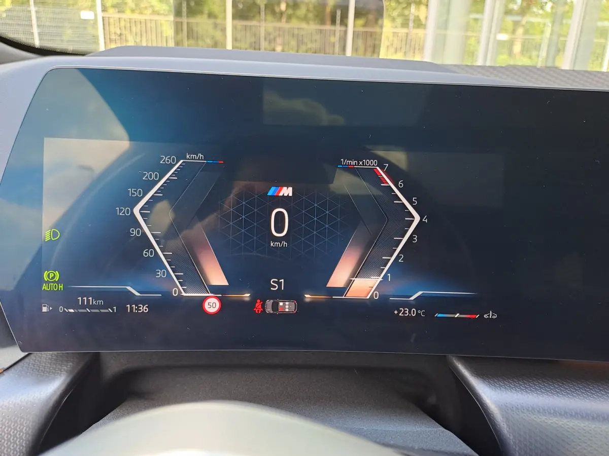 220i AUTOMAAT | Sensoren | Navigatie | Cruise | 360 Camera | Head-up display | Elektrisch verstelbare stoel | Apple Carplay/Android Auto