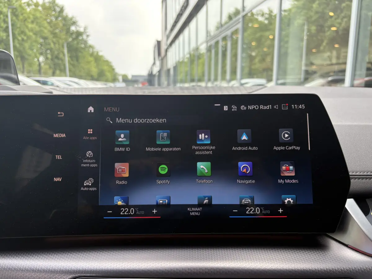 220i AUTOMAAT | Sensoren | Navigatie | Cruise | 360 Camera | Head-up display | Elektrisch verstelbare stoel | Apple Carplay/Android Auto