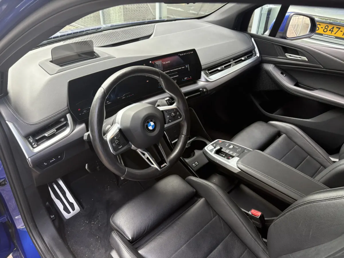220i AUTOMAAT | Sensoren | Navigatie | Cruise | 360 Camera | Head-up display | Elektrisch verstelbare stoel | Apple Carplay/Android Auto