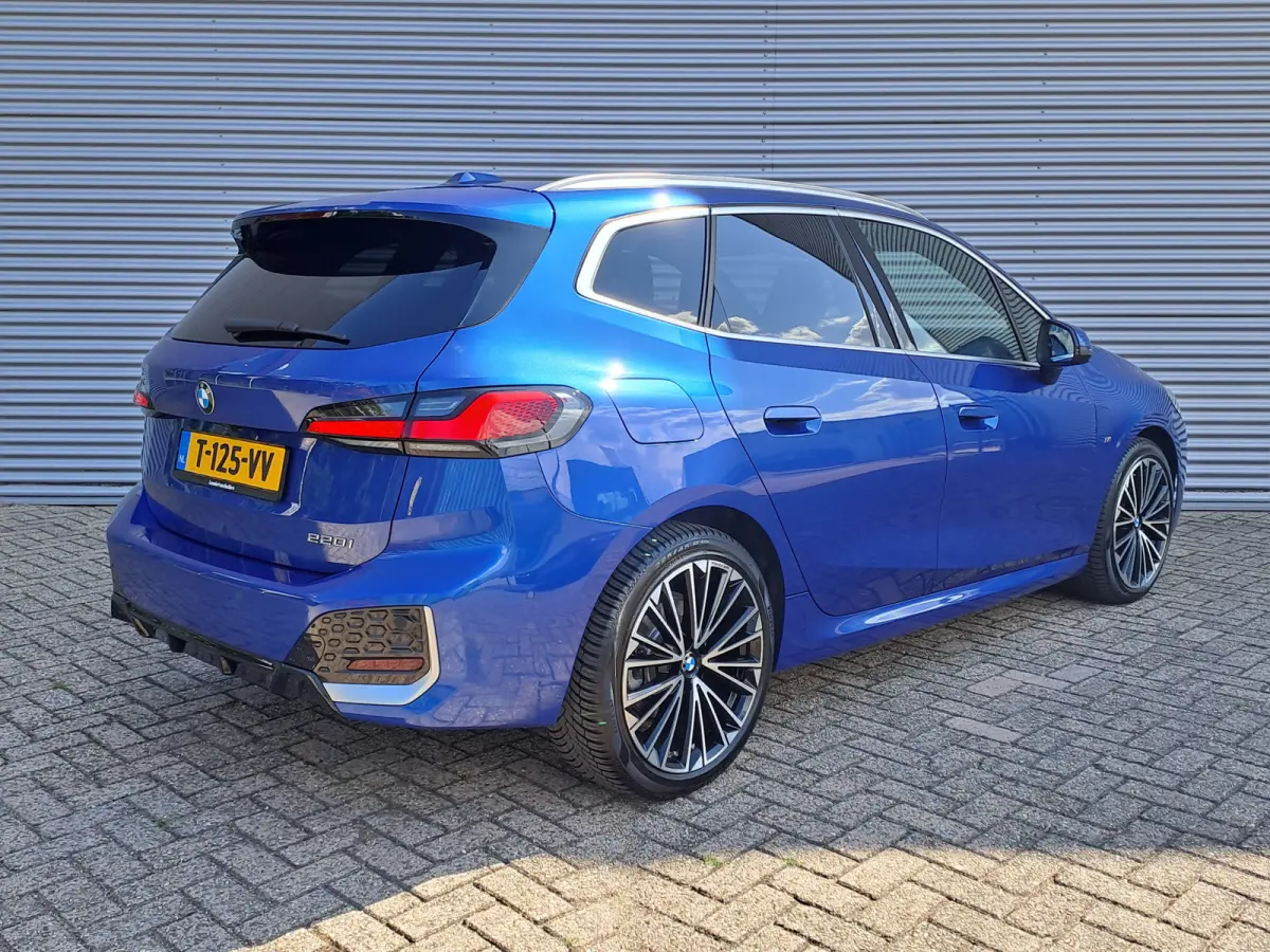 220i AUTOMAAT | Sensoren | Navigatie | Cruise | 360 Camera | Head-up display | Elektrisch verstelbare stoel | Apple Carplay/Android Auto