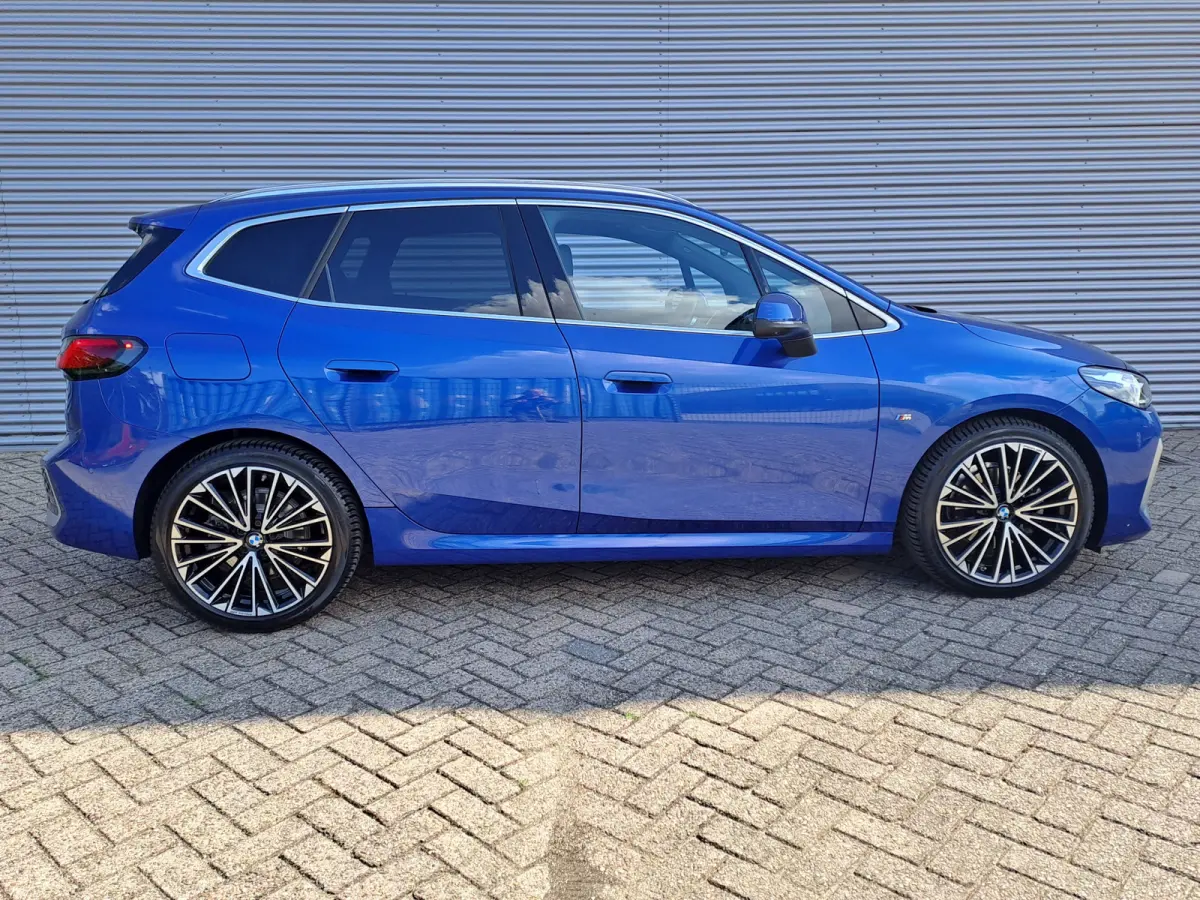 220i AUTOMAAT | Sensoren | Navigatie | Cruise | 360 Camera | Head-up display | Elektrisch verstelbare stoel | Apple Carplay/Android Auto