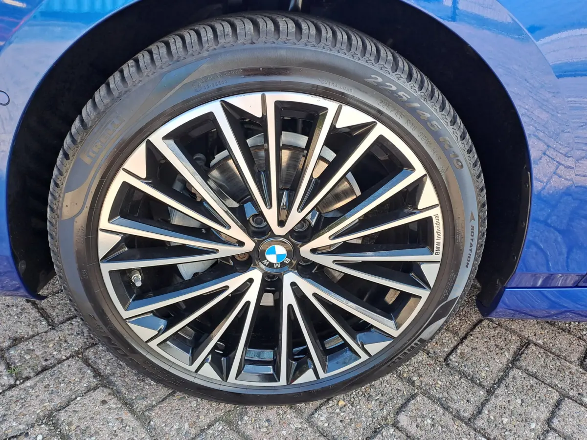 220i AUTOMAAT | Sensoren | Navigatie | Cruise | 360 Camera | Head-up display | Elektrisch verstelbare stoel | Apple Carplay/Android Auto