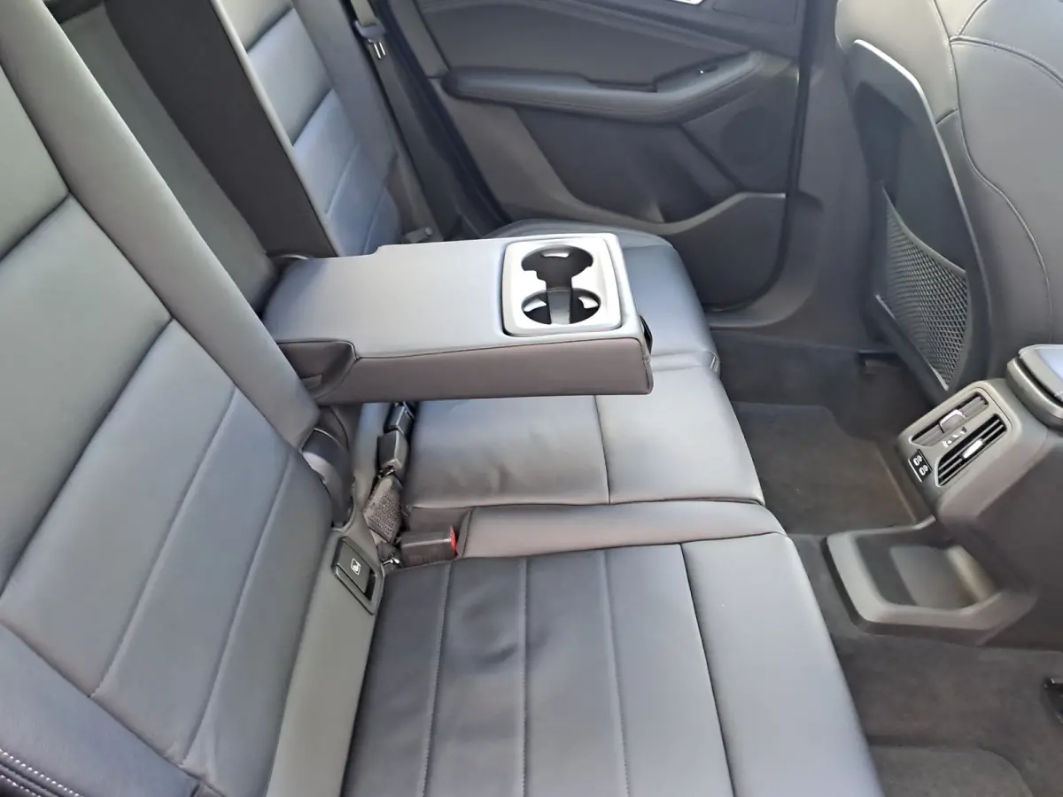 220i AUTOMAAT | Sensoren | Navigatie | Cruise | 360 Camera | Head-up display | Elektrisch verstelbare stoel | Apple Carplay/Android Auto