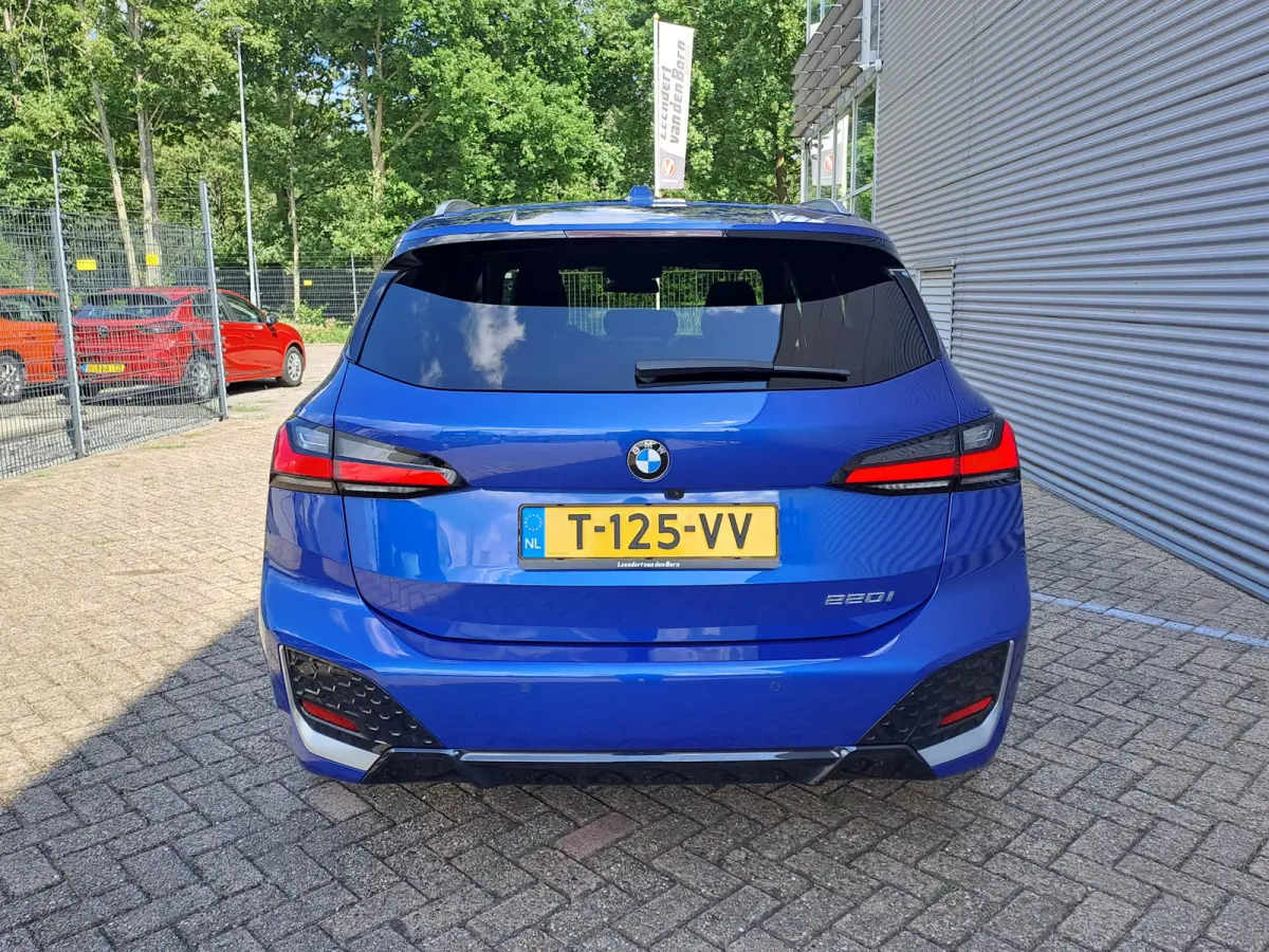 220i AUTOMAAT | Sensoren | Navigatie | Cruise | 360 Camera | Head-up display | Elektrisch verstelbare stoel | Apple Carplay/Android Auto