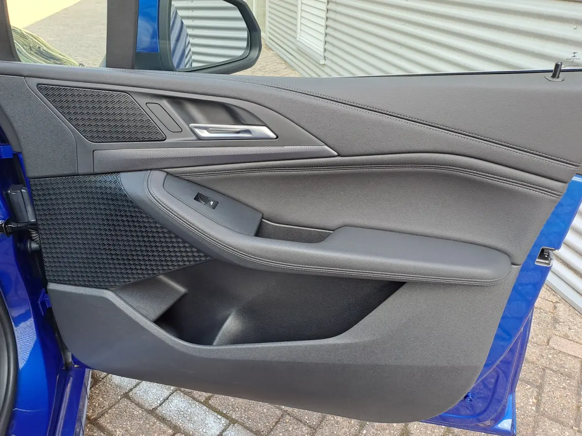 220i AUTOMAAT | Sensoren | Navigatie | Cruise | 360 Camera | Head-up display | Elektrisch verstelbare stoel | Apple Carplay/Android Auto
