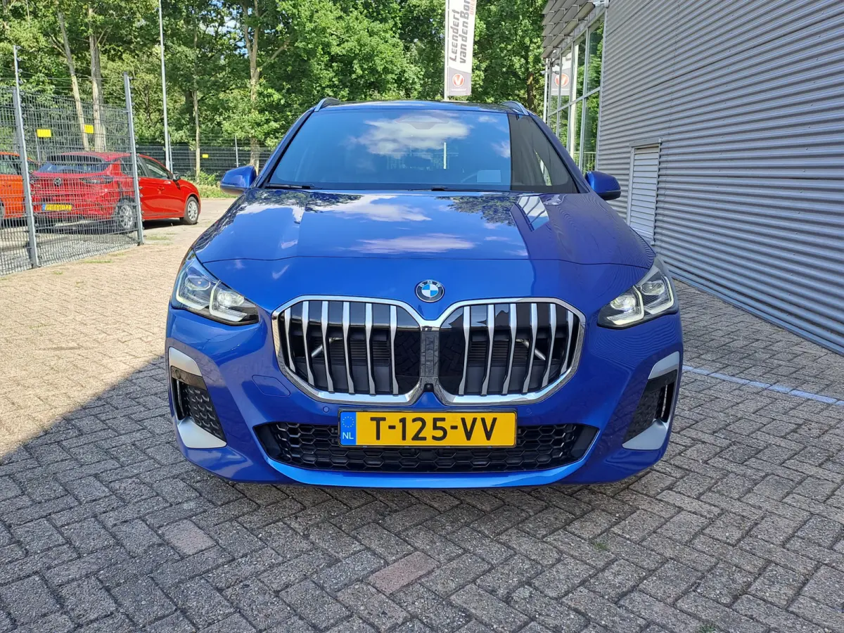 220i AUTOMAAT | Sensoren | Navigatie | Cruise | 360 Camera | Head-up display | Elektrisch verstelbare stoel | Apple Carplay/Android Auto