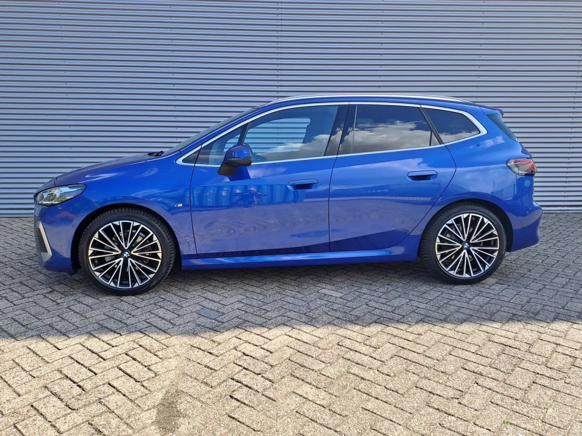 220i AUTOMAAT | Sensoren | Navigatie | Cruise | 360 Camera | Head-up display | Elektrisch verstelbare stoel | Apple Carplay/Android Auto
