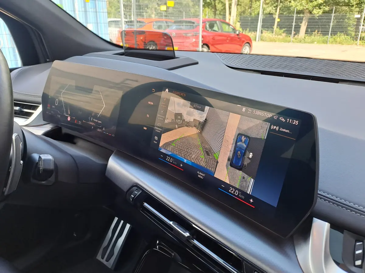220i AUTOMAAT | Sensoren | Navigatie | Cruise | 360 Camera | Head-up display | Elektrisch verstelbare stoel | Apple Carplay/Android Auto