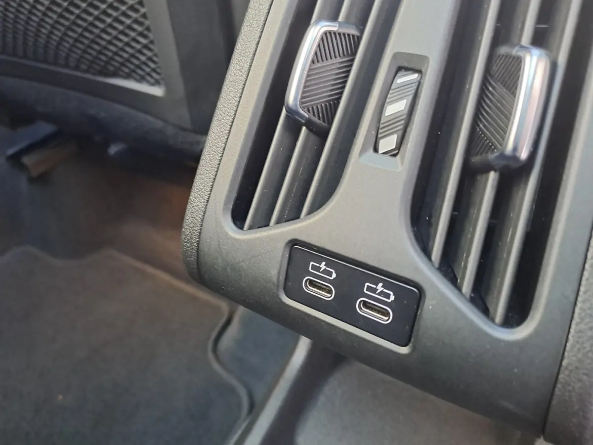 220i AUTOMAAT | Sensoren | Navigatie | Cruise | 360 Camera | Head-up display | Elektrisch verstelbare stoel | Apple Carplay/Android Auto