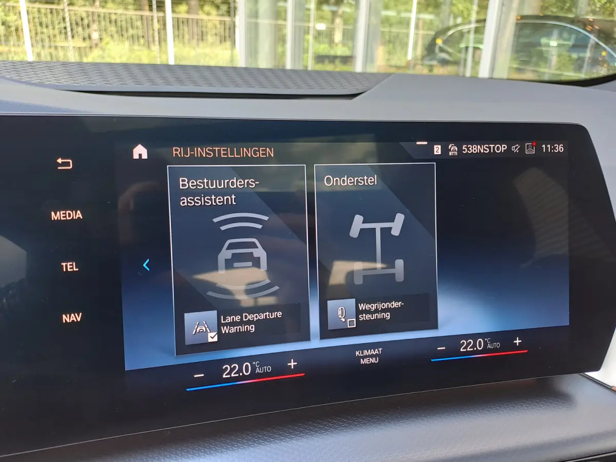 220i AUTOMAAT | Sensoren | Navigatie | Cruise | 360 Camera | Head-up display | Elektrisch verstelbare stoel | Apple Carplay/Android Auto