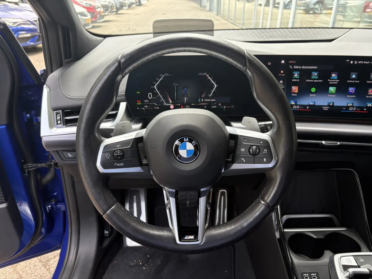220i AUTOMAAT | Sensoren | Navigatie | Cruise | 360 Camera | Head-up display | Elektrisch verstelbare stoel | Apple Carplay/Android Auto