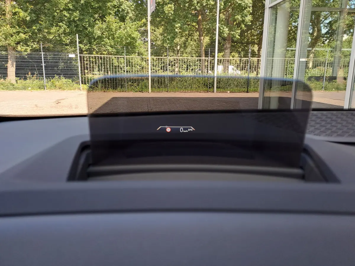 220i AUTOMAAT | Sensoren | Navigatie | Cruise | 360 Camera | Head-up display | Elektrisch verstelbare stoel | Apple Carplay/Android Auto